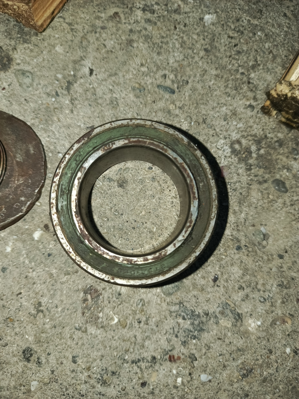 Старый подшипник, шелестит и имеет люфт — Volkswagen Passat B5