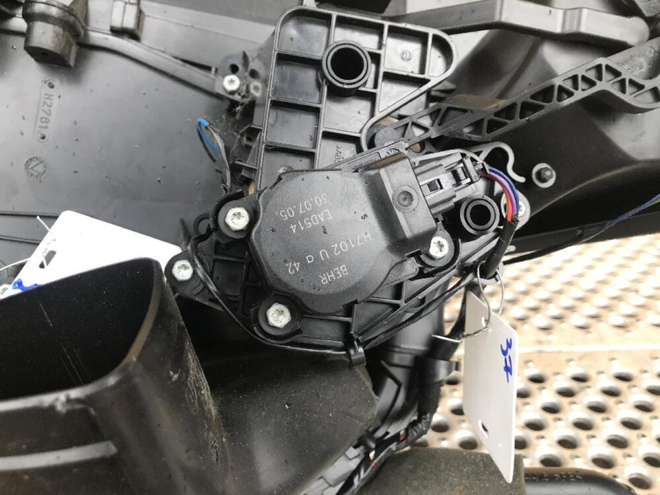 Заслонка рециркуляции воздуха opel astra. Ремонт заслонки печки опель зафира. Зафира б ремонт заслонки печки. Заслонка печки опель зафира б. Заслонка тепло холод отопителя mitsubishi outlander 2005.