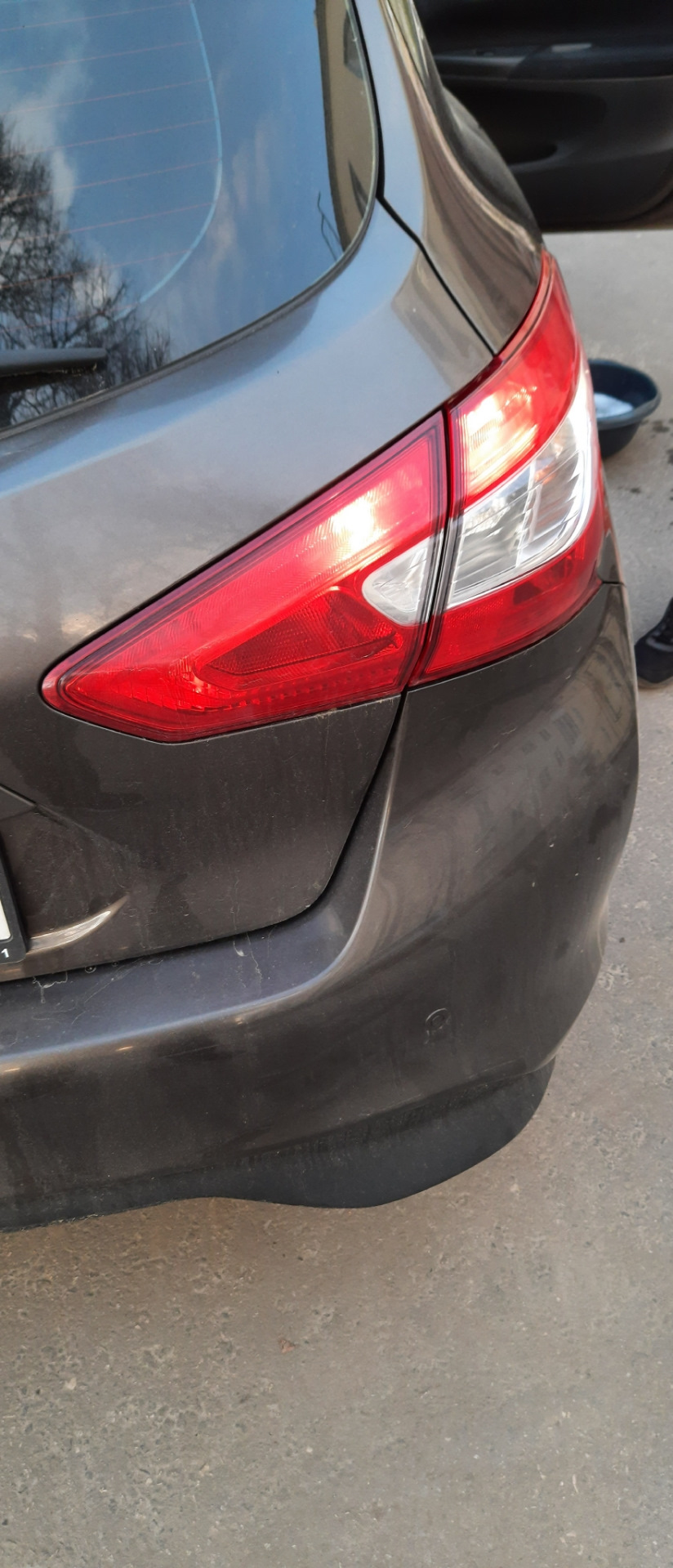 Замена габарита на заднем крыле — Nissan Tiida (2G), 1,6 л, 2015 года ...