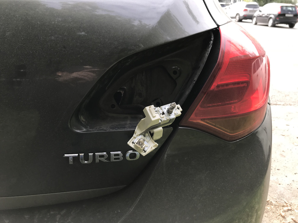 Замена габаритной лампы на задней двери багажника. — Opel Astra J, 1,4 ...