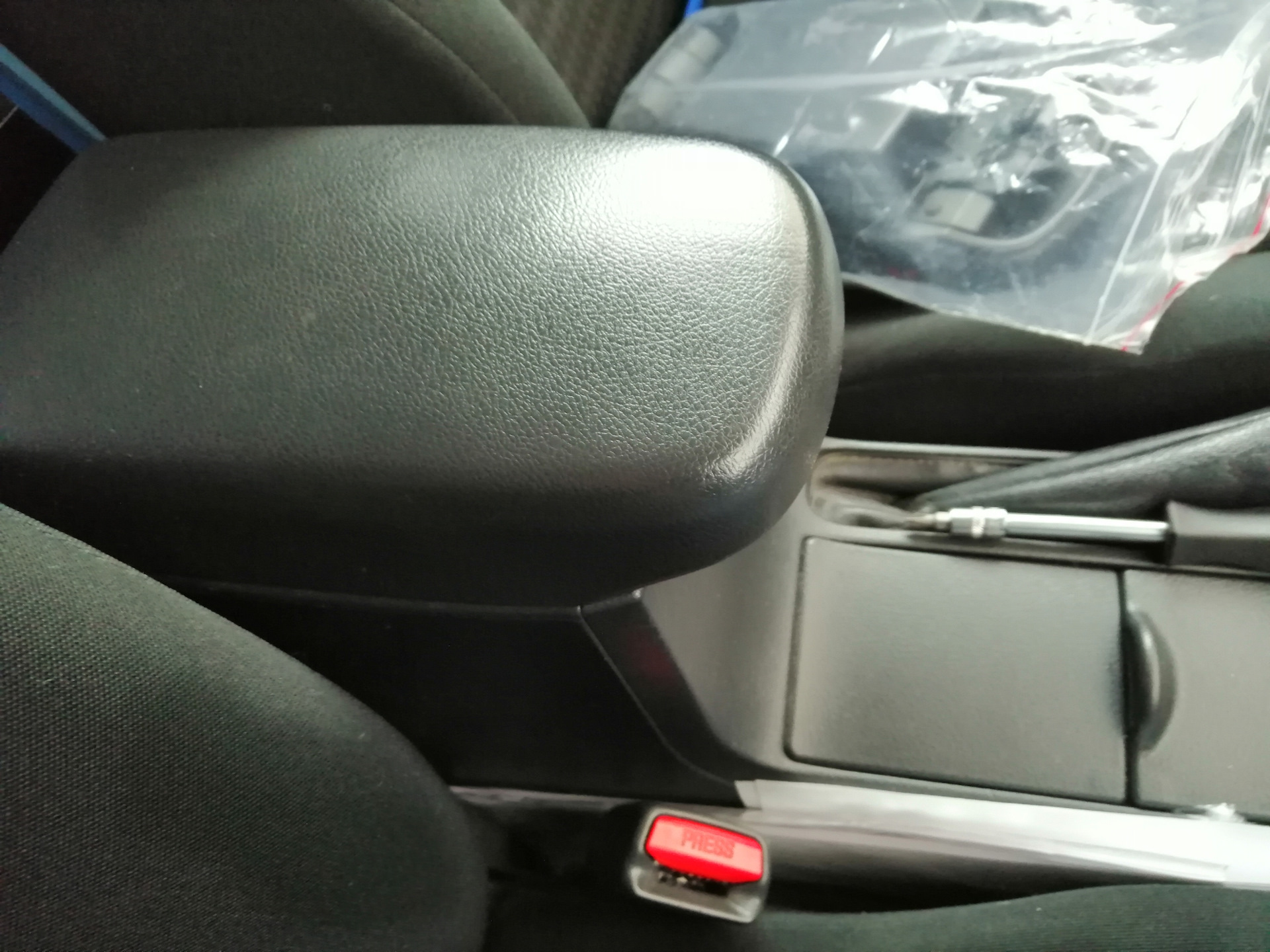 Как снять подлокотник тойота королла 150 Подлокотник - Toyota Corolla (140/150), 1,6 л, 2007 года стайлинг DRIVE2