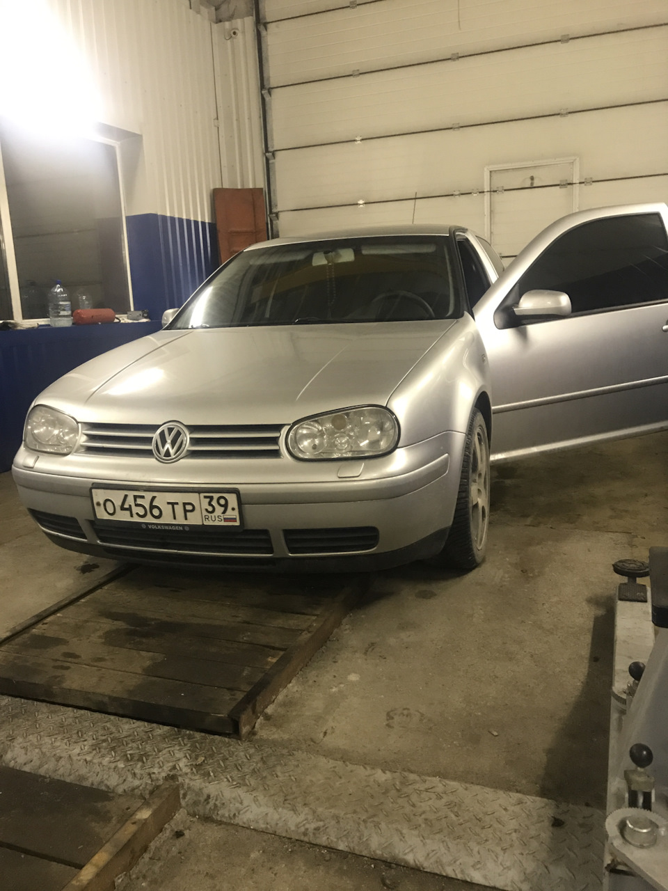 Провисание дверей — Volkswagen Golf Mk4, 1,6 л, 2000 года | своими ...