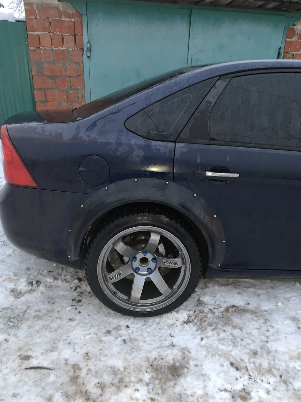 Фендера New School 100мм, диски 10.5j — Ford Focus II Sedan, 1 л, 2009 года  | тюнинг | DRIVE2