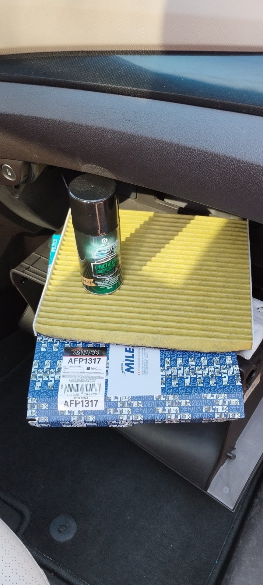 Салонник противоалергенный Miles AFP1317, шашка очиститель системы кондиционтрования — Hyundai Santa Fe (3G). Запчасти на фото: AFP1317