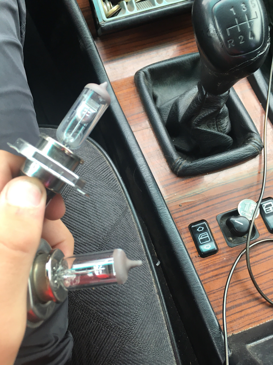 Замена габаритных ламп и ламп ближнего света — Mercedes-Benz E-class ...