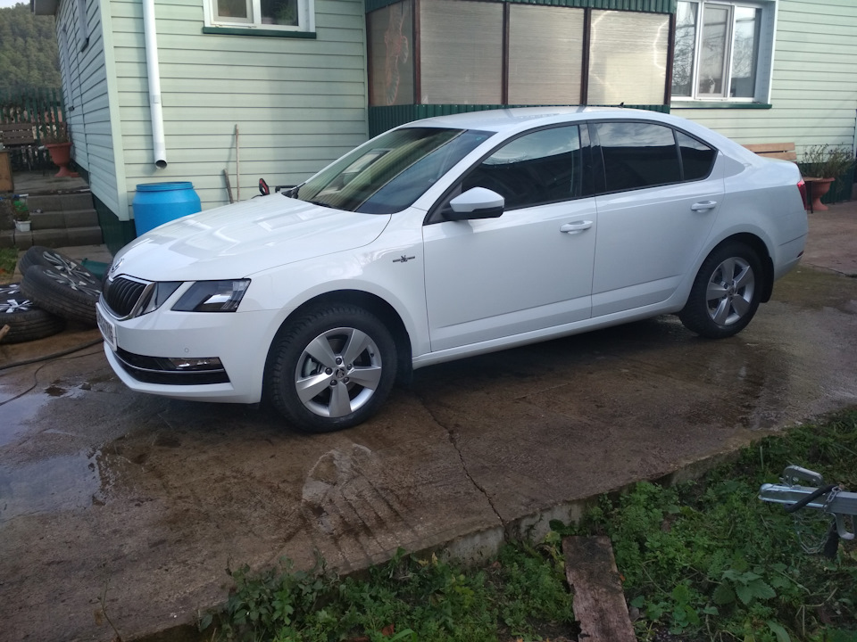 9. Чехол на подлокотник. — Skoda Octavia A7 Mk3, 1,4 л, 2019 года ...