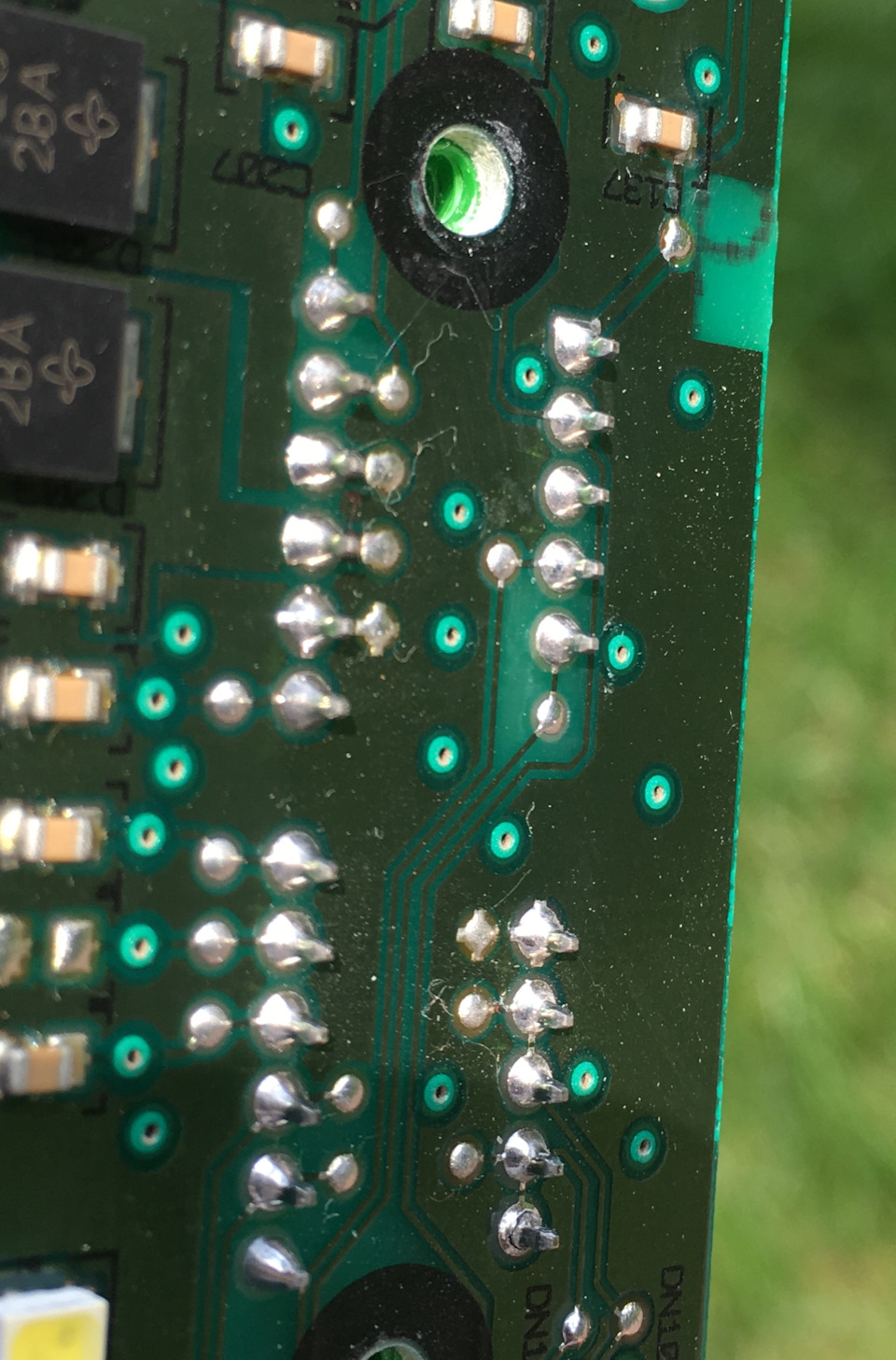 11 контактов, из них с микротрещинами 3 и с потерей контакта 1 (фаза — красный провод) — Suzuki Grand Vitara (2G)