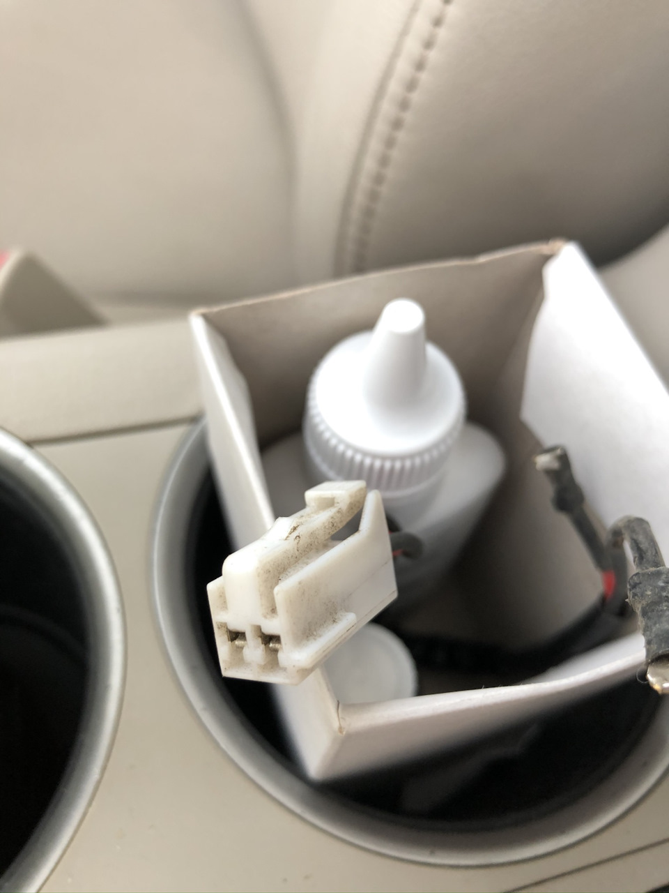 а вот и он, разъём подогрева — Subaru Outback (BP)