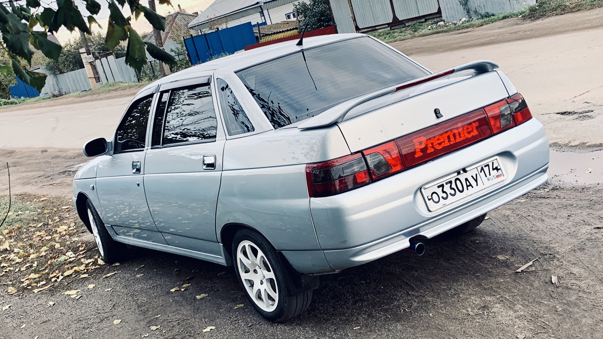 lada premier