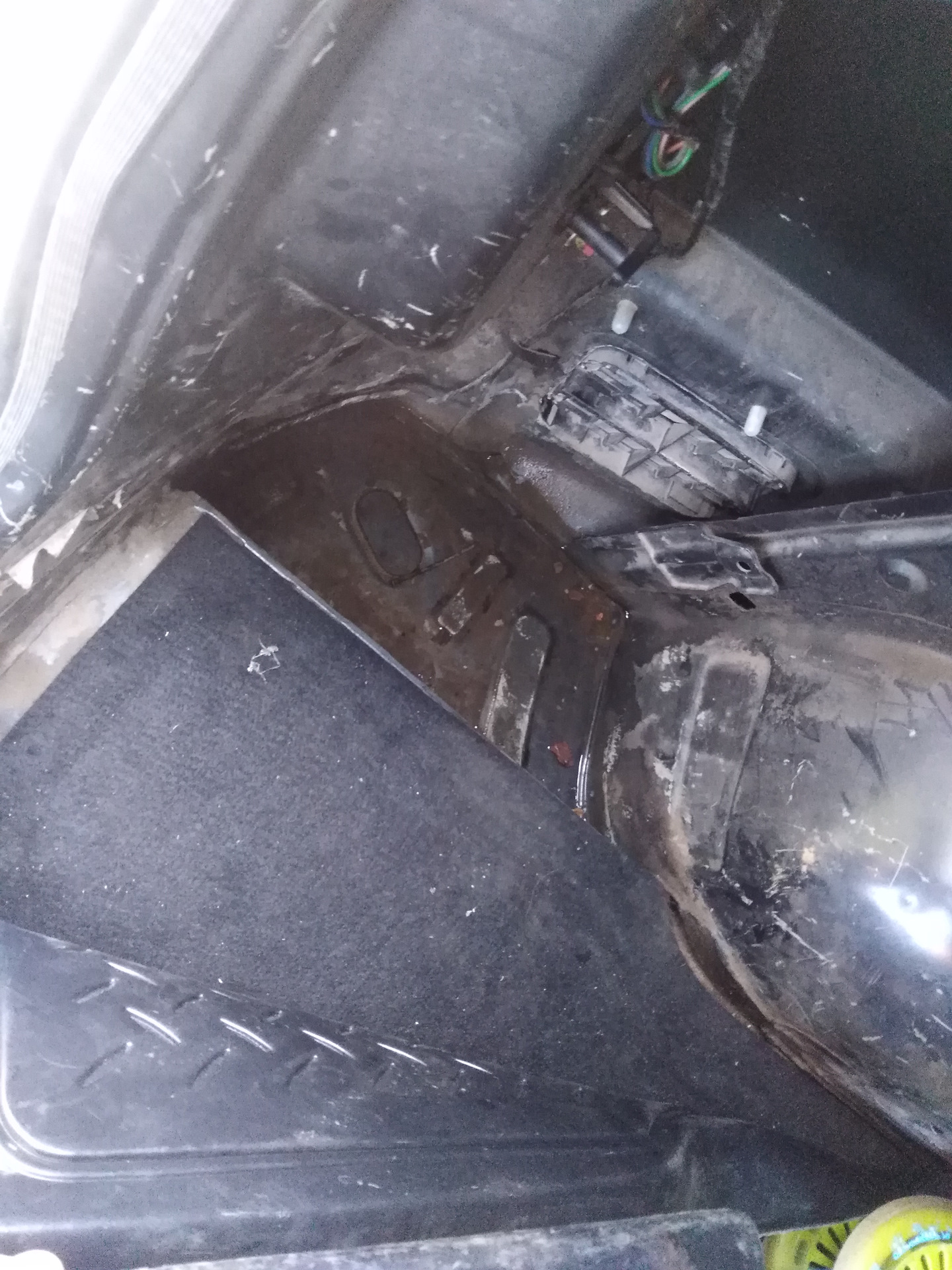 При включении левого поворотника моргает габарит и свет на приборке ...