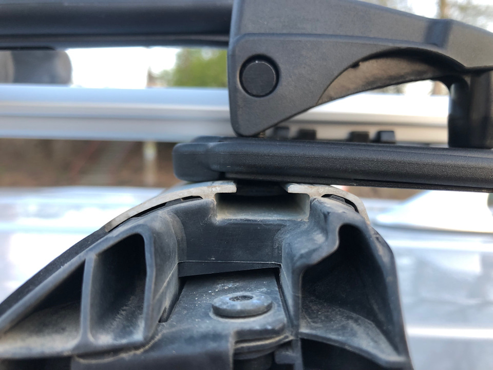 Болты с торцевой площадкой загоняются в пазы поперечин — Subaru Forester (SH)