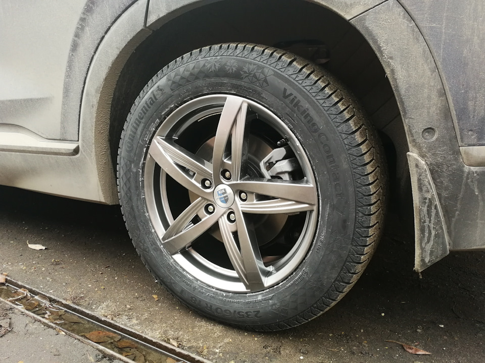 Резина фе. Санта Фе на колесах 255/50/20. Santa Fe 4 диски. Hyundai Santa Fe на штампованных дисках. Санта Фе 3 широкие шины.
