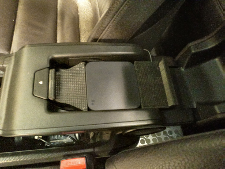 Авто с двумя телефонами в подлокотнике EAPoDUf7JQHS99tXR4v0ybfebRA 960