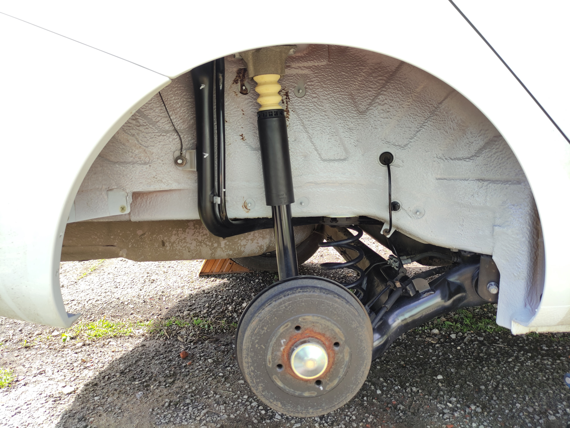 Можно ли ездить без подкрылка. Заглушка задней арки прадо 120. Можно ли ездить без подкрылка. Переоформить без подкрылок. Веста задняя торсионная подвеска.