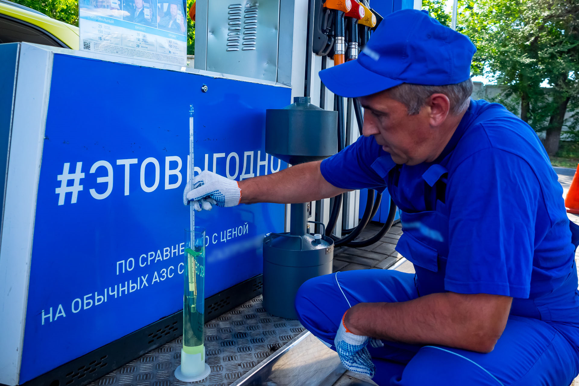 Залить больше бензина. Обман на АЗС. На заправке бензин в стакан. Заливать в бак перед заправкой. АЗС марки.