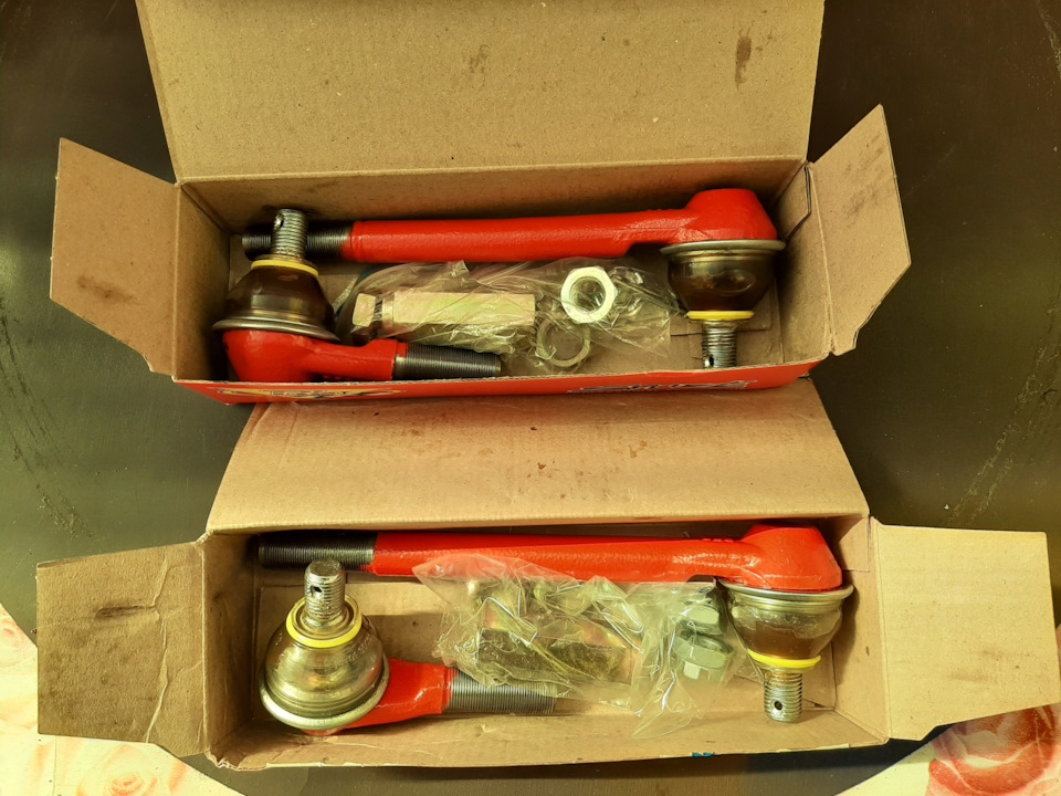 Полиуретановые пыльники, уплотнительные кольца на пальцах и очень порадовало это достаточное количество смазки. Смазка по составу напоминает ШРБ-4, волокнистая, но по консистенции как показалось чуть мягче, пожиже. — Chevrolet Niva (1G)