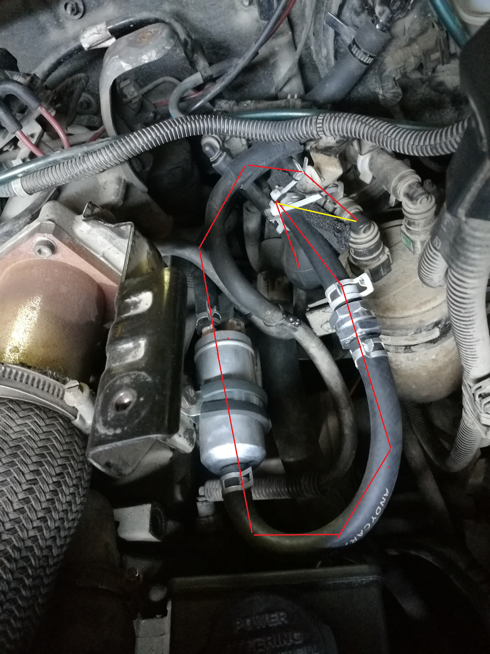 Жёлтый — было, красный — стало. Отсоединил грушу от короткого шланга идущего к водоотделителю. Между ними установил насос и обратный клапан. На грушу шланг 8мм натянулся, а для соединения короткого шланга (10мм) водоотделителя и шланга(8мм) от насоса использовал переходник. — SsangYong Kyron