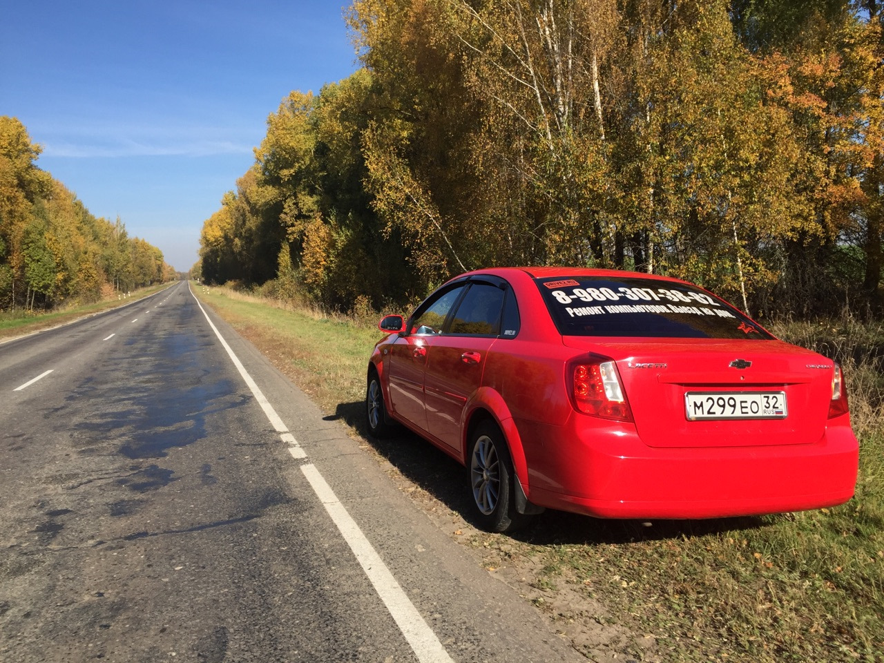 Заниженная красная Шевроле Лачетти седан