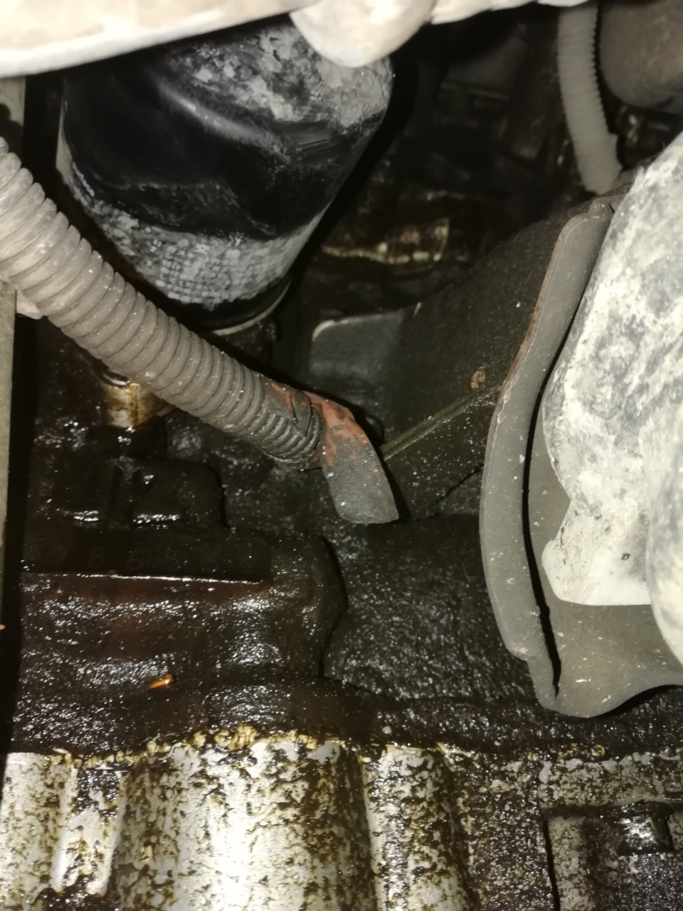 Первое на что у пал мой взгляд… Первые мысли твою ж мать, это что за херня такая, булки сжались. Весь блок был в масле. — Toyota Chaser (100)