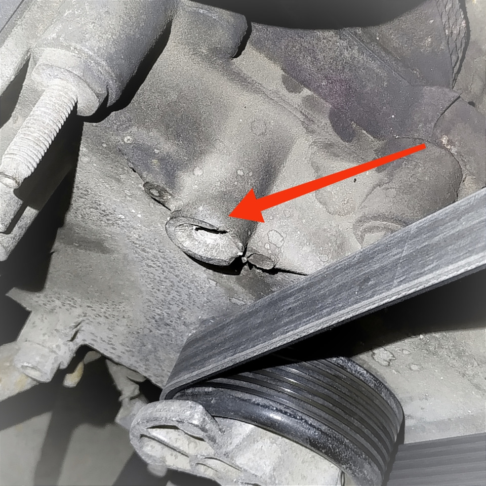 Отломанное посадочное место обводного ролика — Lincoln Town Car III