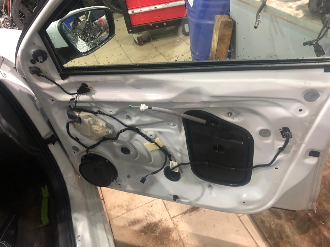 Установка электрорегулировки зеркал (часть 1) — Skoda Rapid (1G), 1,6 л ...