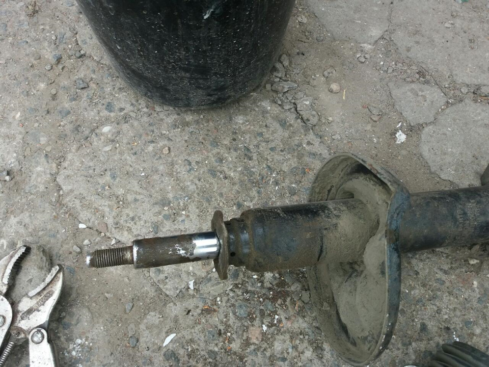 Замена задних амортизаторов DENCKERMANN DSB045G (стоек) — Mazda 626 IV ...