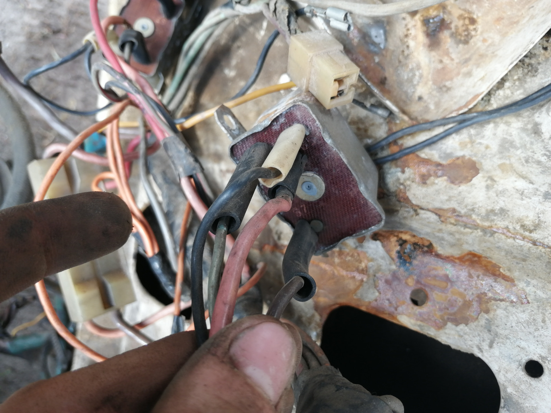 Все рэле с подключенными проводами ВАЗ 2106 — Lada 21063, 1,6 л, 1990 ...