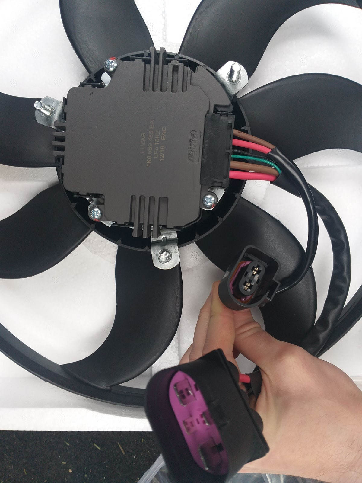 Замена вентилятора охлаждения рапид. Моторчик печки шкода фабия 2. Шкода карок замена вентилятора отопителя. Замена вентилятора skoda. Ремонт вентилятора радиатора.