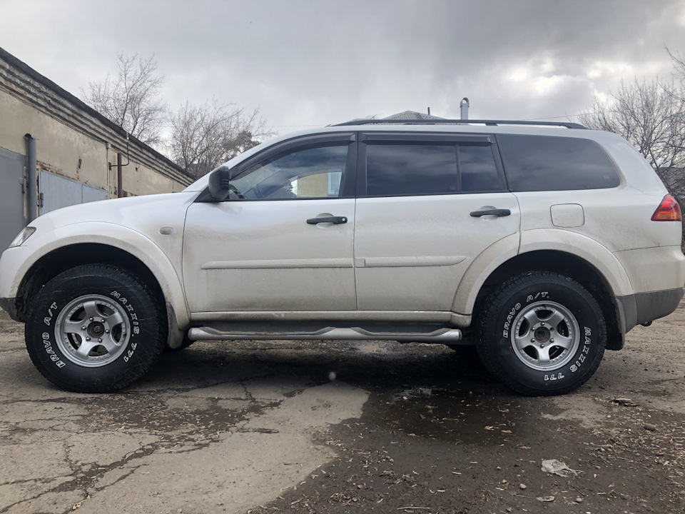 Диски pajero sport 2. Mitsubishi Pajero Sport 2 колеса. Pajero Sport 32 колеса. Митсубиси Паджеро спорт 2 на 20 колесах. Шины на Митсубиси Паджеро спорт 2.