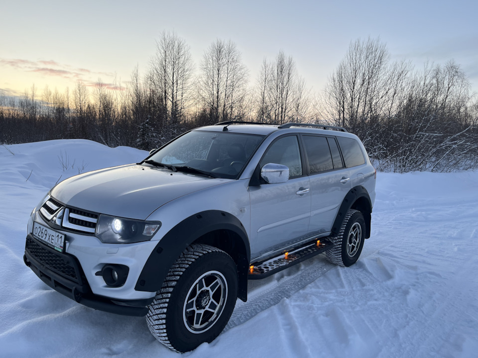 Паджеро спорт 2 серебристый. Пороги силовые STC Mitsubishi Pajero Sport 2008-2015. Паджеро спорт на сервисе.