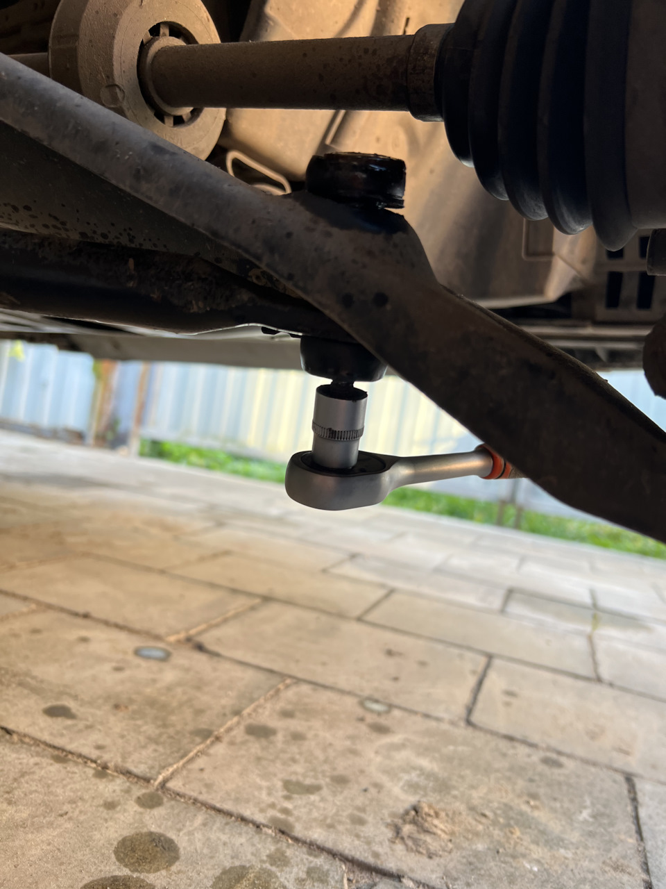 Замена левой стойки стабилизатора — Renault Logan Stepway, 1,6 л, 2019 ...