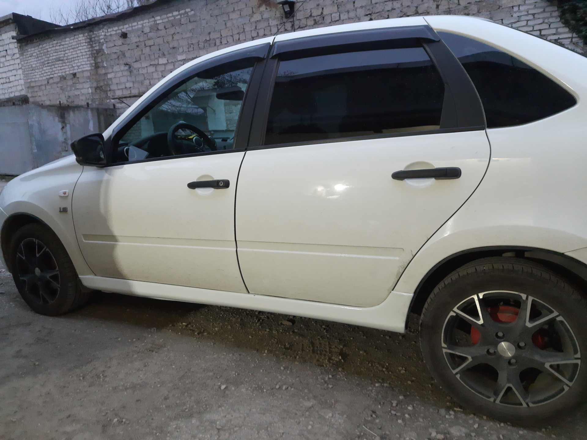 Пластиковые накладки на пороги — Lada Гранта (1G), 1,6 л, 2017 года ...