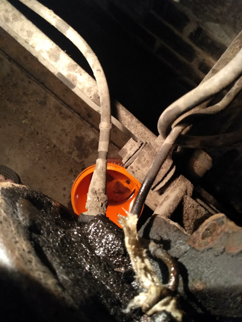 лопнула тормозная трубка задняя правая — Mazda 626 V (GF), 1,8 л, 1999 ...