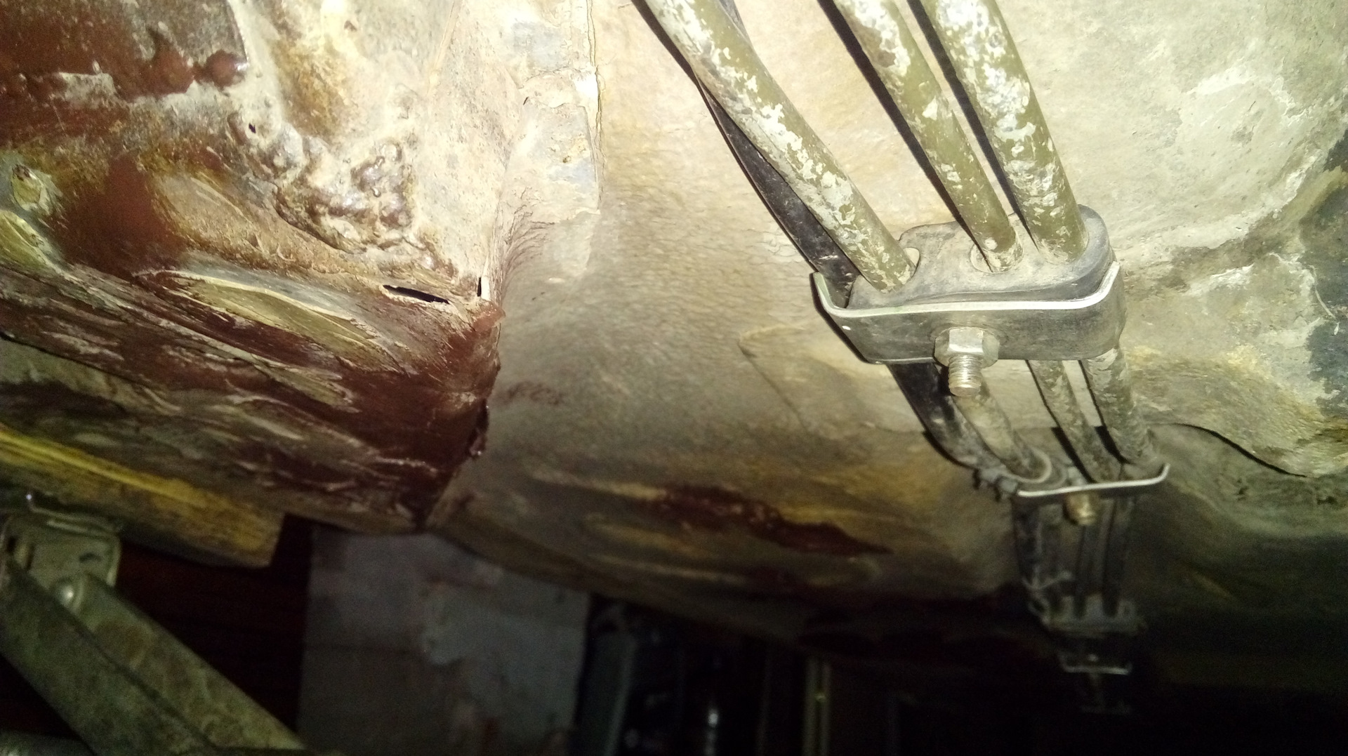 Топливная магистраль ваз 2110. Сгнила трубка соединения топливной магистрали лансер 10. Топливная магистраль форд мондео 4. Топливная магистраль ваз 2110. Крепление топливных трубок тойота камри 40.