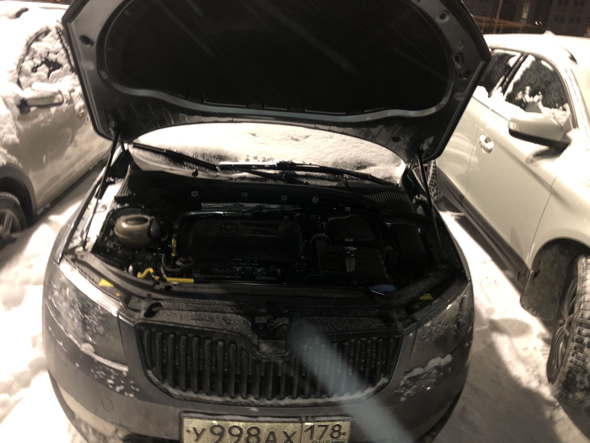 Упор капота срочно газлифты — Skoda Octavia A7 Mk3, 1,8 л, 2016 года ...