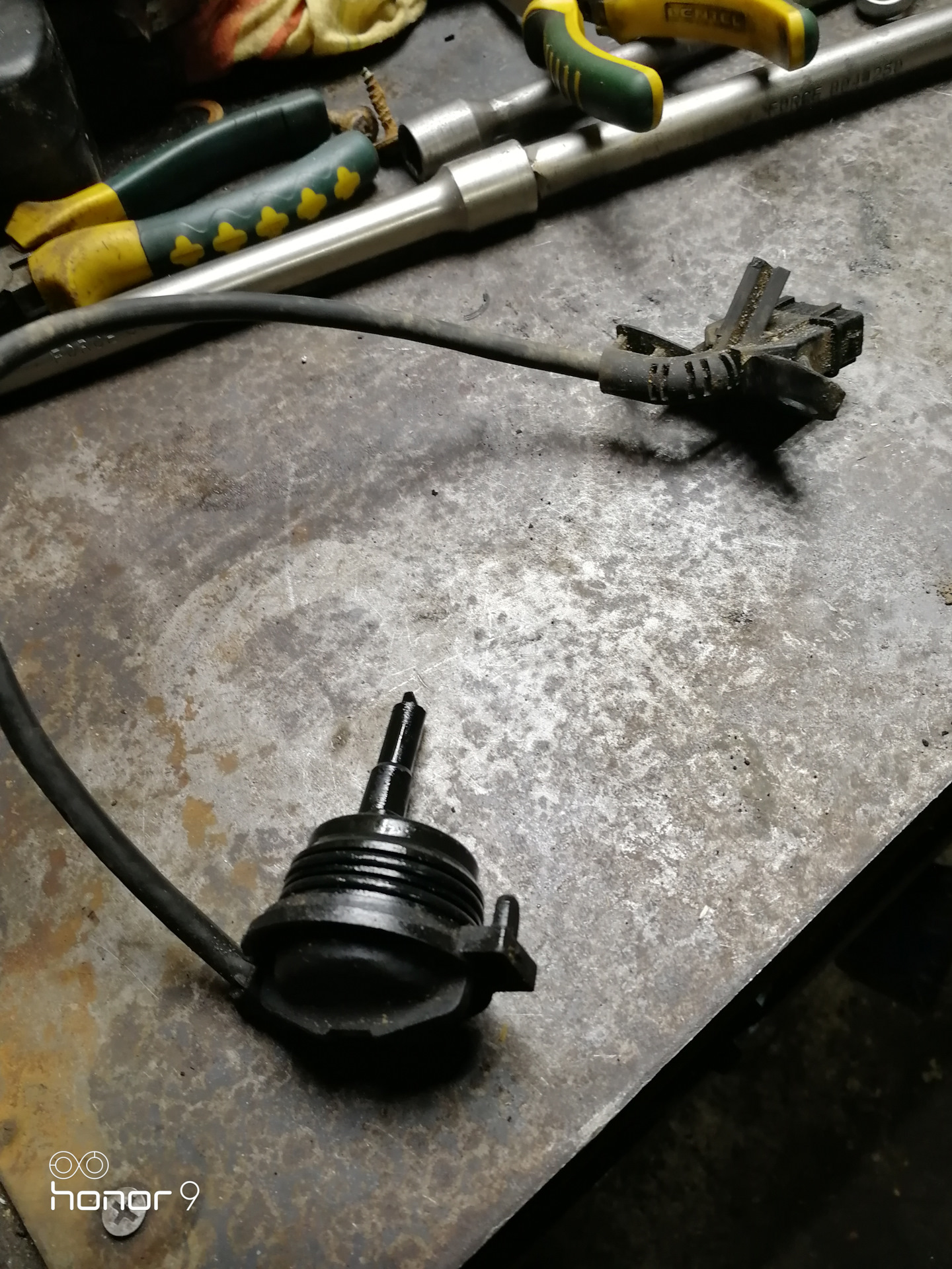 Замена датчика заднего хода. — Volkswagen Passat B5, 1,8 л, 1996 года ...