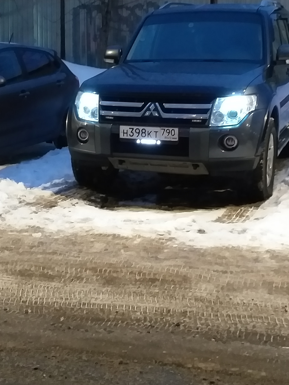 Подсветка логотипа рамки номерного знака — Mitsubishi Pajero (4G), 3,2 л,  2007 года | просто так | DRIVE2