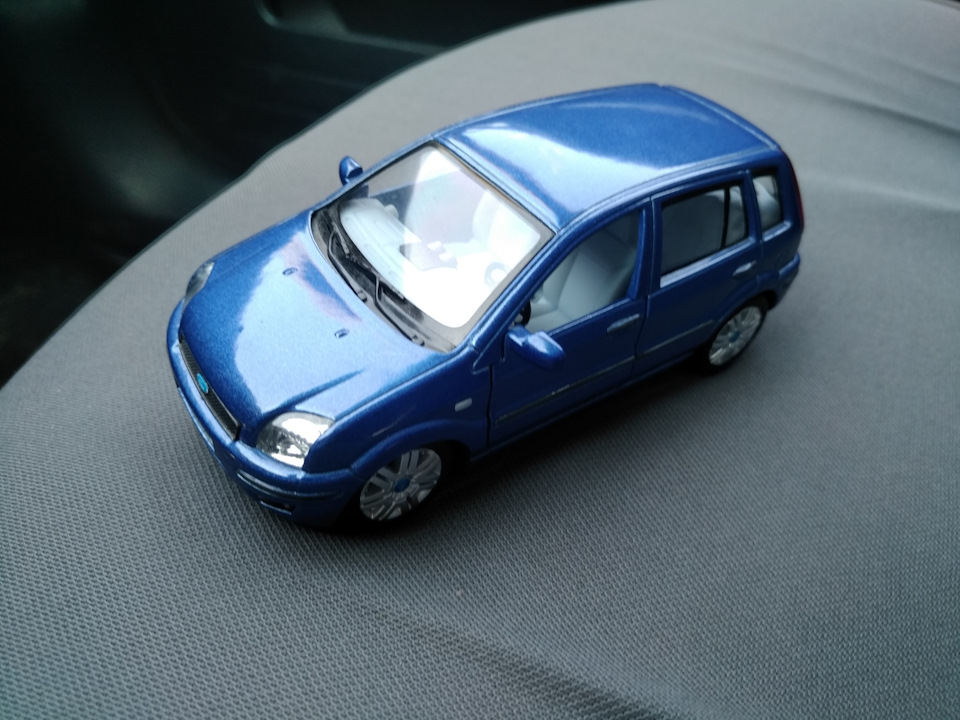 kinsmart ford fusion 1/32