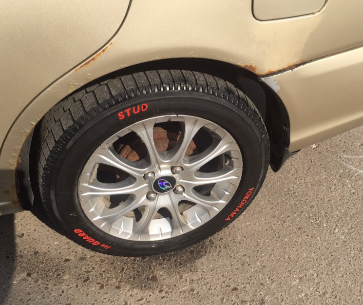 Покраска надписей на резине — Hyundai Accent (2G), 1,5 л, 2004 года ...