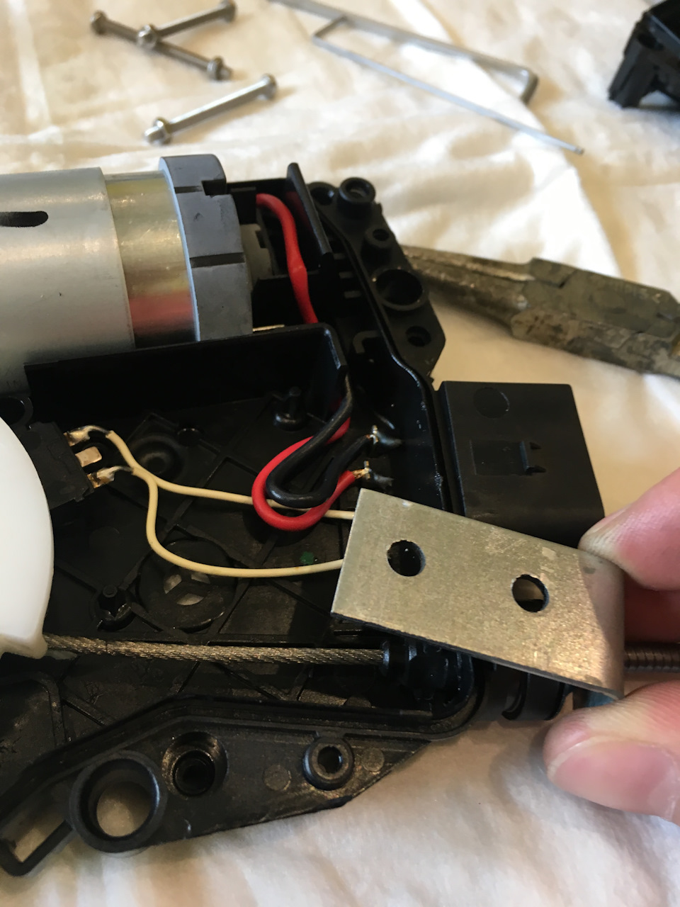 EIAAAgI0MOA 960 volvo xc70 ремонт замка задней двери