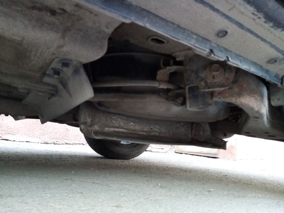 Отвалился экран глушителя. (( — Nissan Qashqai (1G), 2 л, 2008 года ...