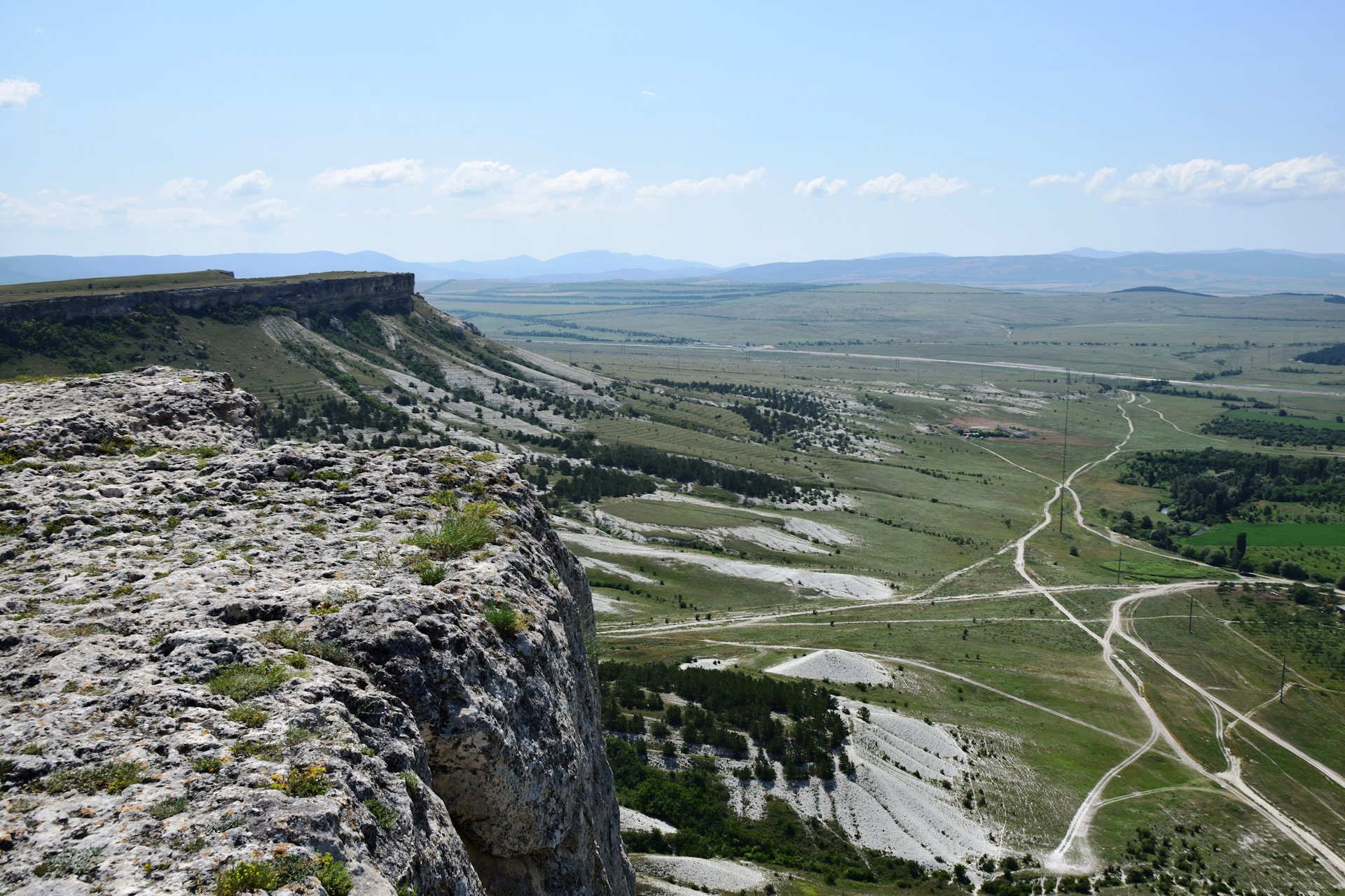 Черные камни белая скала где. Перекресток черные камни и белая скала. Белые скалы Нива.