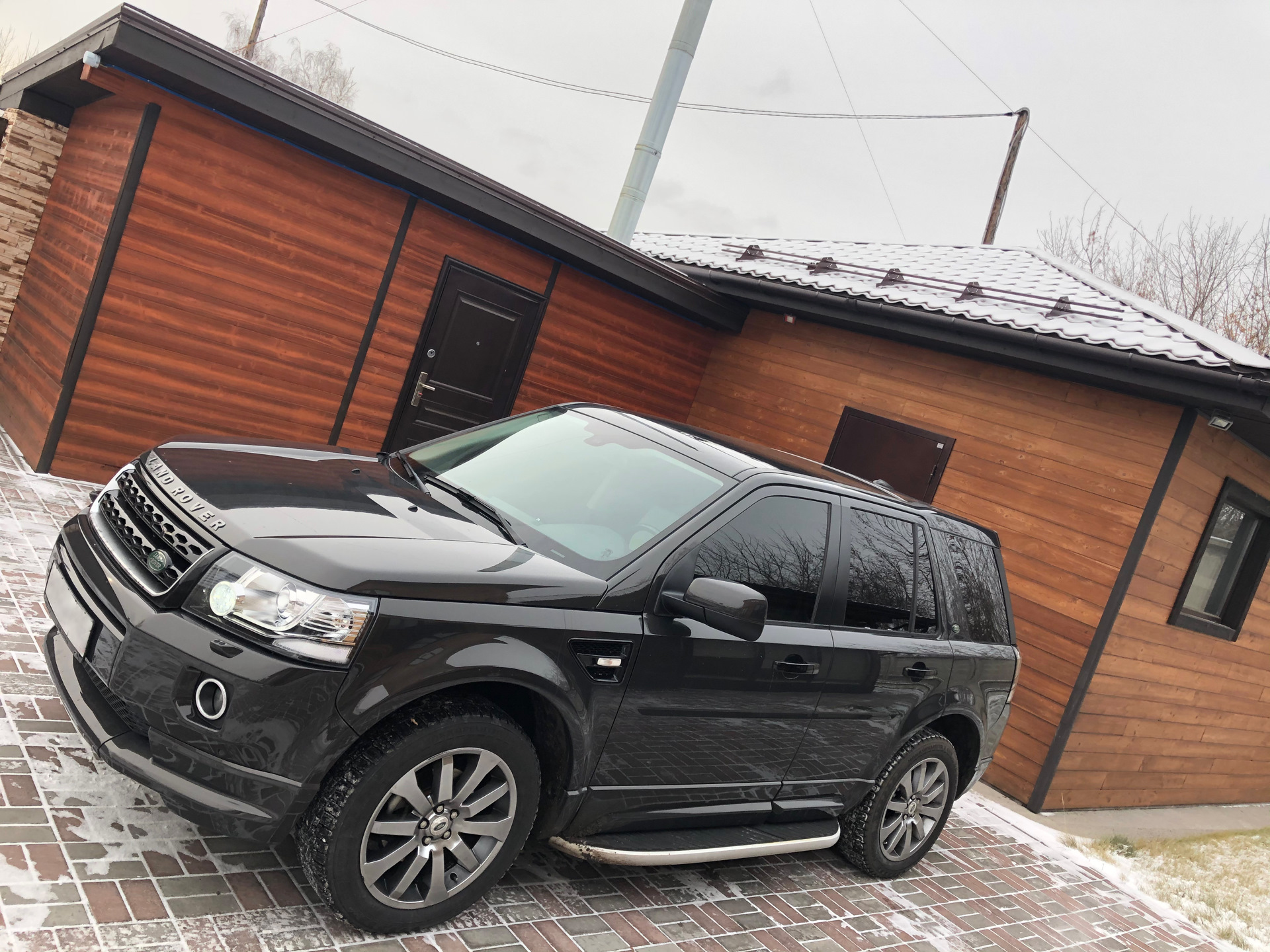 Порог freelander 2. Freelander 2 Metropolis. Пороги ленд Ровер Фрилендер 2. Freelander 2 антихром. Тонированный Фрилендер 2.