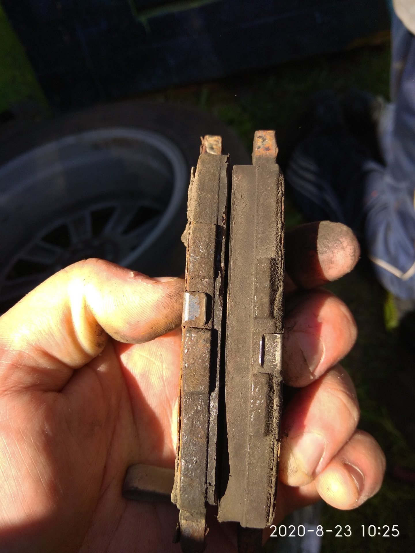 внутренняя колодка. внутренняя колодка. колодки наружные. внутренняя тормозная колодка. плохие колодки нормальные колодки.