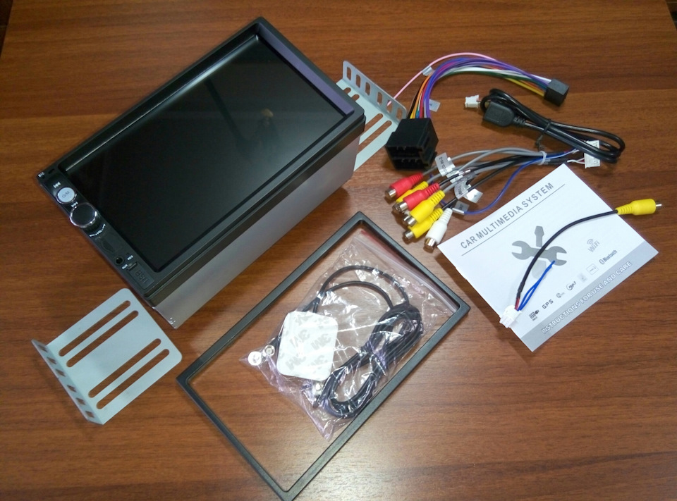 Комплектация Карлаоаэ включает инструкцию, ISO разъем для подключения самой магнитолы к автомобилю (можно было выбрать и другие распространенные варианты разъемов), кабель для подключения камеры заднего вида, букет тюльпанов, дополнительный USB порт, GPS-антенну, парочку универсальных металлических рамок для крепления магнитолы и черную пластиковую декоративную рамку — Suzuki Grand Vitara (1G)