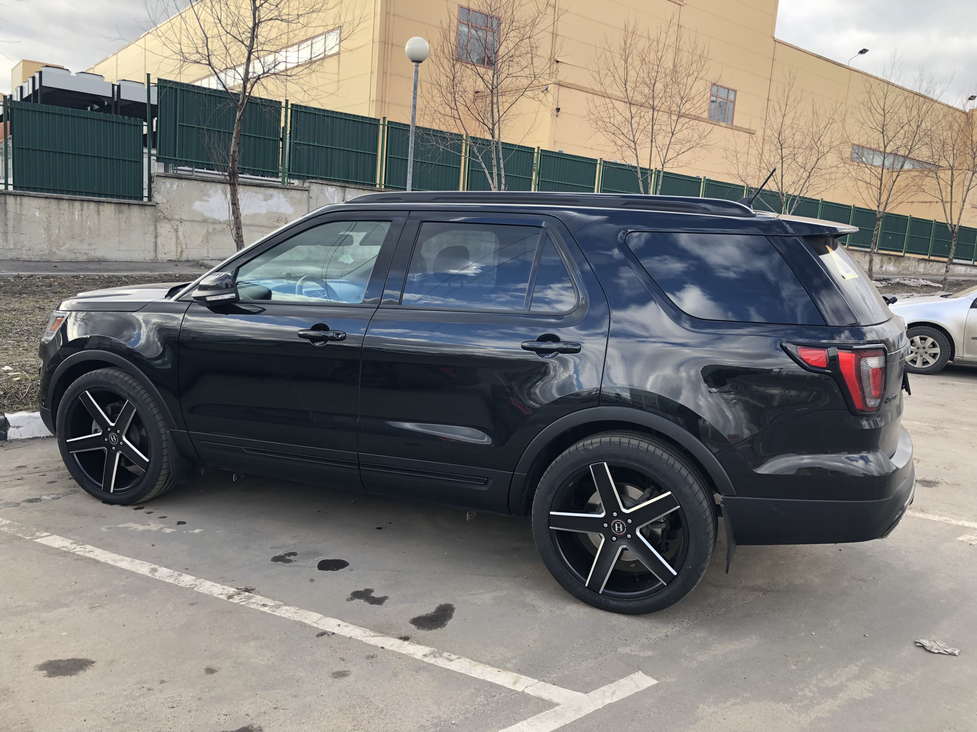 Y 15 ru. Диски Ford Explorer r20. Ford Explorer диски 22. Форд эксплорер на 22 дисках. Ford Explorer r22.