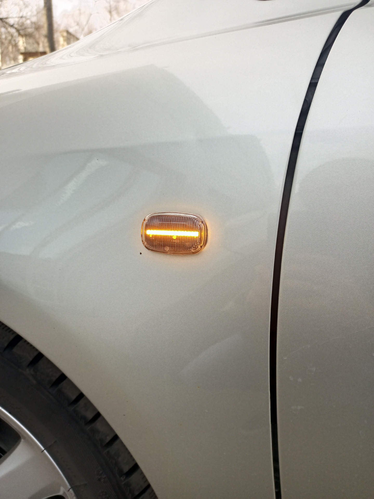 Led поворотники — Toyota Avensis II, 2 л, 2005 года | стайлинг | DRIVE2