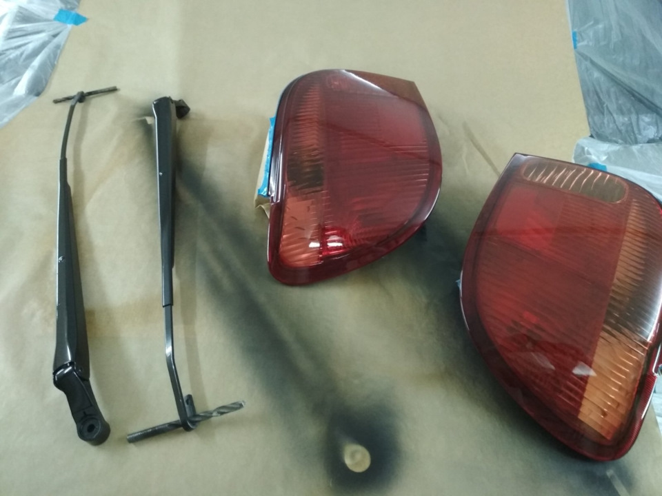 Покраска поводков стеклоочистителя. Покрытие задних фонарей лаком ...