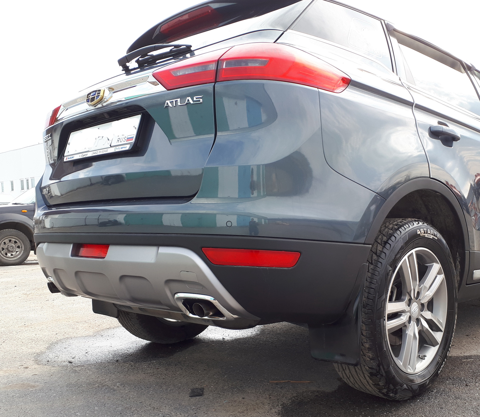 Глушитель джили атлас. Выхлоп Geely Atlas. Geely Atlas насадки на глушитель. Выхлопная система Geely Atlas 2.4. Накладки на выхлопную трубу Джили атлас 2019.