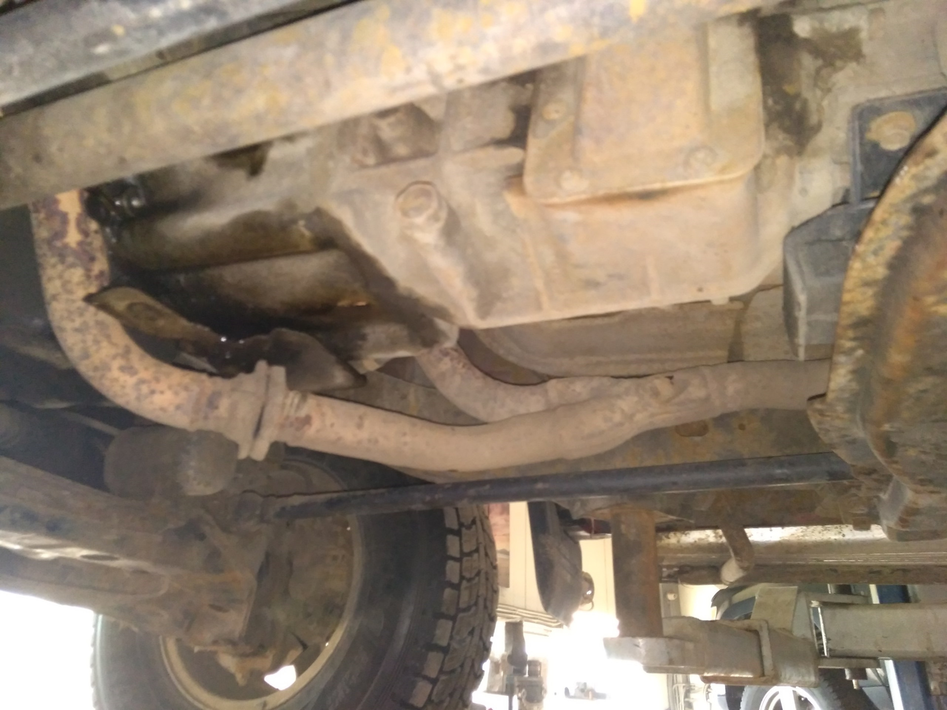 Ремонт выхлопной системы автомобиля Mitsubishi Pajero 2000 года, г ...